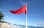 Drapeau rouge sur la plage de Boucan Canot