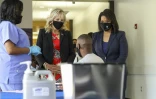 La Première Dame américain Jill Biden (centre) salue un patient dans une unité dédiée au Covid-19 dans une clinique de Jackson (Etats-Unis, Mississippi), le 22 juin 2021