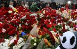 Des fleurs et des peluches déposées devant le Crocus City Hall, théâtre d'un attentat meurtrier, le 24 mars 2024 à Krasnogorsk, dans la banlieue de Moscou