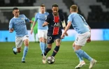 L'attaquant brésilien du PSG Neymar (c) pris en étau par des joueurs de Manchester City en demi-finale aller de la Ligue des champions, le 28 avril 2021 au Parc des Princes