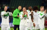 Des joueurs de Wolfsburg fêtent leur victoire face à Manchester United en Ligue des champions, le 8 décembre 2015 à Wolfsbourg