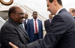 Le président syrien Bachar al-Assad (D) recevant son homologue soudanais Omar el-Béchir (G) à l'aéroport de Damas, le 16 décembre 2018