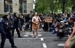 Un guitariste nu fait face à la police lors de la manifestation parisienne contre la loi travail, le 12 septembre.