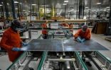 Assemblage de panneaux photovoltaïques dans l'usine Vikram Solar d'Oragadam, dans l'Etat indien du Tamil Nadu, le 13 octobre 2021