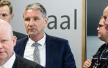 Björn Höcke (c), l'une des plus figures les plus radicales de l'AfD, arrive à son procès pour l'utilisation d'un slogan nazi lors d'un meeting, le 23 avril 2024 à Halle
