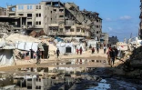Des tentes érigées près des décombres d'un bâtiment détruit dans le quartier de Nasr, dans l'ouest de la ville de Gaza, le 15 avril 2025