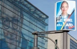 Affiche électorale d'Alice Weidel, cheffe de fil du parti allemand d'extrême droite AfD, (D) devant le QG du parti chrétien-démocrate CDU de Friedrich Merz (G), le 24 février 2025 à Berlin