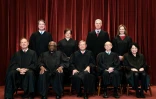 Les neuf juges de la Cour suprême des Etats-Unis:  Samuel Alito, Clarence Thomas, John Roberts,  Stephen Breyer et Sonia Sotomayor (assis), Brett Kavanaugh, Elena Kagan, Neil Gorsuch et Amy Coney Barrett à Washington le 23 avril 2021