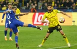 L'attaquant de l'Atlético Madrid Angel Correa (g) marque devant le milieu de Dortmund Emre Can, le 16 avril 2024 à Dortmund