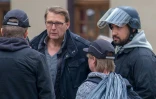 Alexandre Benalla coiffé d'un casque de la police, aux côtés du commissaire de la Direction de l'Ordre Public et de la Circulation Philippe Mizerski, le 1er mai 2018, place de la Contrescarpe à Paris