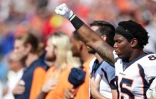 Le geste de protestation de Virgil Green, N.85 des Denver Broncos, avant le match de NFL sur la pelouse des Buffalo Bills, le 24 septembre 2017 à Orchard Park
