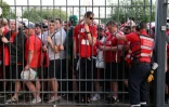 Des supporters de Liverpool bloqués à l'extérieur du Stade de France, le soir de la finale de la Ligue des champions contre le Real Madrid, le 28 mai 2022 à Saint-Denis, au nord de Paris