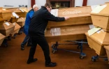 Des employés  déplacent des cercueils au crématorium de Meissen, dans l'est de l'Allemagne le 13 janvier 2021