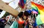 Des participants à la "Gay Pride", le 2 juillet 2016 à Paris