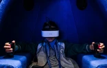 Un enfant porte un casque de réalité virtuelle lors de la Convention mondiale de science-fiction 2023 à Chengdu, le 21 octobre 2023, dans le sud-ouest de la Chine