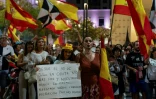 Des habitants de l'enclave espagnole de Ceuta manifestent en brandissant des drapeaux espagnols, à Ceuta le 30 août 2026