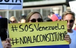 Une Vénézuelienne montre une affiche lors d'une manifestation contre le Président Nicolas Maduro le 30 juillet 2017 à Caracas