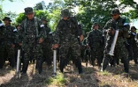 Des membres de la Coordination nationale Armée bolivarienne (CNEB) participent à une cérémonie de désarmement dans la commune de Valle del Guamuez, dans le département du Putumayo, en Colombie, le 18 juin 2026