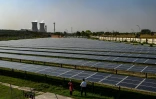 Des panneaux solaires aux abords de la centrale National Thermal Power Corporation (NTPC) Ă Dadri, le 6 avril 2022 ena