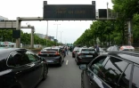 Des chaufeurs de taxis manifestent sur l'autoroute A1 près de Paris, le 21 mai 2025