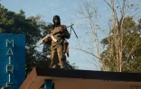 Un soldat en mission de surveillance sur le toit de la mairie de Bambari, en Centrafrique, le 16 novembre 2020
