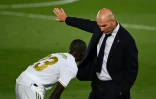 Le latéral gauche du Real Madrid Ferland Mendy écoute les consignes de son coach Zinédine Zidane contre Getafe à Valdebebas, le 2 juillet 2020