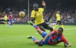 Le défenseur de Chelsea Malang Sarr (en jaune) et le défenseur de Crystal Palace Marc Guehi luttent pour la balle au Selhurst Park au sud de Londres le 19 février 2022