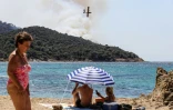 Un Canadair au dessus d'un incendie à La-Croix-Valmer, près de Saint-Tropez, le 25 juillet 2017