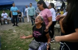 Des proches de prisonniers politiques se rassemblent devant la prison de Rodeo I, peu avant la libération de détenus à Guatire, au Venezuela, le 14 août 2026