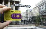 Un pass Navigo présenté le 10 décembre 2014 à Paris par son utilisateur