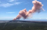 Un panache de fumée s'échappe du volcan Kilauea à Hawaï le 3 mai 2018, sur une photo fournie par US Geological Survey