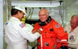 John Glenn avant d'embarquer sur Discovery, le 9 octobre 1998