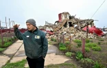 Le fermer Vitali Sydor devant sa maison détruite par des frappes russes, dans le village de Novogrygorivka, dans la région de Mykolaïv, le 10 avril 2023 en Ukraine