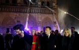 Emmanuel Macron et sa femme Brigitte devant le parvis de Notre-Dame lors de l'intervention des pompiers, le 16 avril 2019