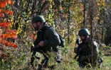 Des policiers à la recherche de l'auteur de la tuerie de Lewiston s'approchent d'une maison à Monmouth, le 27 octobre 2023 dans le Maine