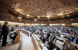 Le patron de l'OMS Tedros Adhanom Ghebreyesus, à gauche, lors de l'assemblée générale à Genève, le 19 mai 2025