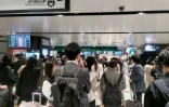 Une station ferroviaire bondée à Sendai, où la circulation des trains est suspendue après un séisme dans le nord du Japon, le 20 avril 2026
