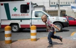 Le petit Hermes joue devant une ambulance de l'hôpital de Mexico