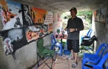 Le professeur de musique Watthanachai Kamngam et ses fresques murales peintes sur les murs d'un bunker dans la province thaïlandaise de Surin, à la frontière avec le Cambodge, le 11 décembre 2025