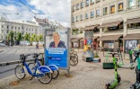 Une affiche électorale de la Première ministre de centre droit Erna Solberg avant les élections législatives, le 8 septembre 2021 à Oslo, en Norvège