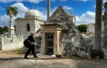 Le chanteur-compositeur Mario Darias au cimetière Colon de La Havane, le 12 février 2024 à Cuba