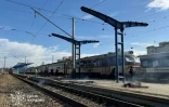 Photo diffusĂ©e par le Service ukrainien des situations dâurgence le 29 octobre 2026 montrant les lieux dâune attaque aĂ©rienne sur la gare de Dnipro, en Ukraine