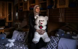 Kholoud Mamadneh, la mère de Mahmoud, tué à 15 ans par un soldat israélien alors qu'il rentrait de l'école, tient la peluche de son fils dans sa chambre, à Jénine, en Cisjordanie occupée, le 27 juillet 2026
