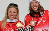 La joie des Suissesses Lara Gut (g) et Michelle Gisin, médaillées d'or et de bronze du super-G aux Jeux olympiques de Pékin, le 11 février 2022 sur la piste de Yanqing