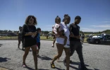 Des familles près du lycée Apalachee de la ville de Winder, dans l'Etat américain de Géorgie, après des tirs, le 4 septembre 2024