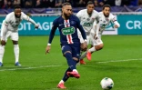 L'attaquant brésilien du Paris-SG, Neymar, transforme le penalty en demi-finale de la Coupe de France face à Lyon, à Décines-Charpieu, le 4 mars 2020