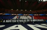 Banderole en hommage aux 132 victimes des attentats du 13 novembre 2015, déployée pendant France-Ukraine, le 13 novembre 2025 au Parc des Princes
