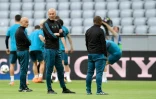 Zinédine Zidane et son staff supervisent l'entraînement du Real Madrid à l'Allianz Arena, le 24 avril 2018 pour le match contre le Bayern Munich