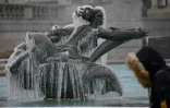 Une statue de sirène gelée, sur une fontaine de Trafalgar Square à Londres (Royaume-Uni) le 9 février 2021.