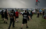Des participants à une free party sur un terrain militaire à Cornusse, près de Bourges, le 1er mai 2026 dans le Cher